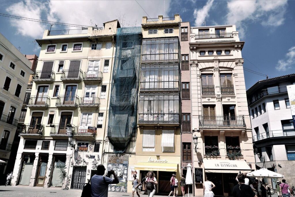 Edificio en obras para la transformación de oficinas en viviendas en Madrid